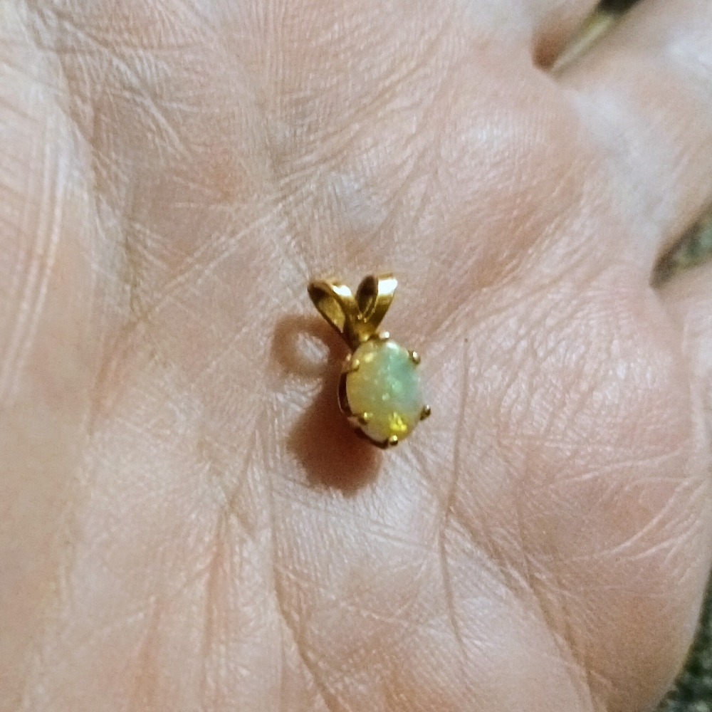 Vintage 18K Gold & Opal Pendant